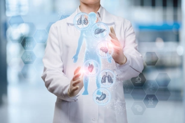 CD 100 - médecin ajuste corps humain.jpg